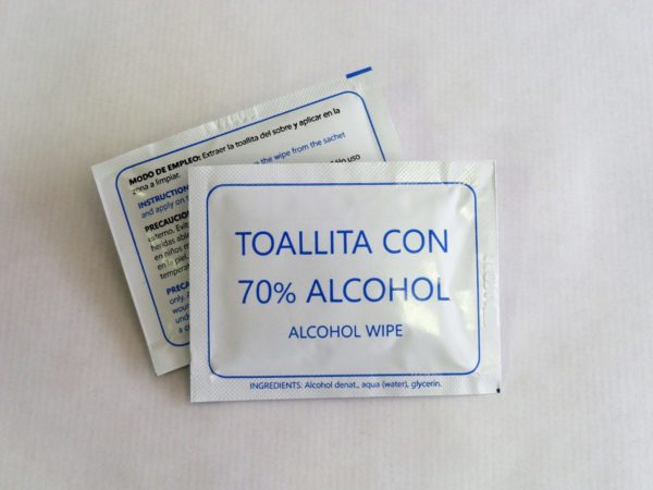 toallita con alcohol para la higiene de manos y desinfectar lavandose